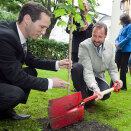 14. juni: Kronprins Haakon åpner ministerkonferansen "Forest Europe". Det hele ble innledet med treplanting i hagen til Det Norske Skogselskap (Foto: Heiko Junge / Scanpix)